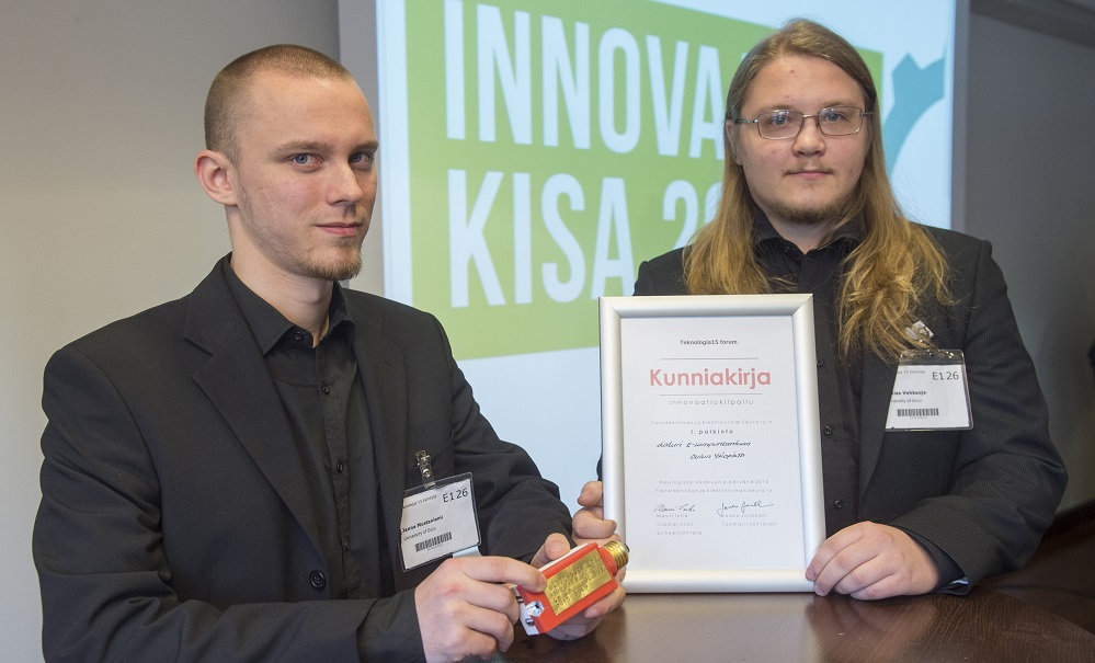 Kuvassa Oulun yliopiston joukkueen jäsenistä palkintoa noutamaan tulleet Janne Mustaniemi ja Matias Vehkaoja.
