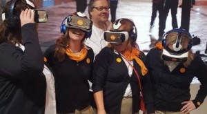 Kuva: Aurinkomatkojen VR-sovellus Matka2016-messuilla. Käytössä oli Samsungin älypuhelimet ja VR-silmikko.