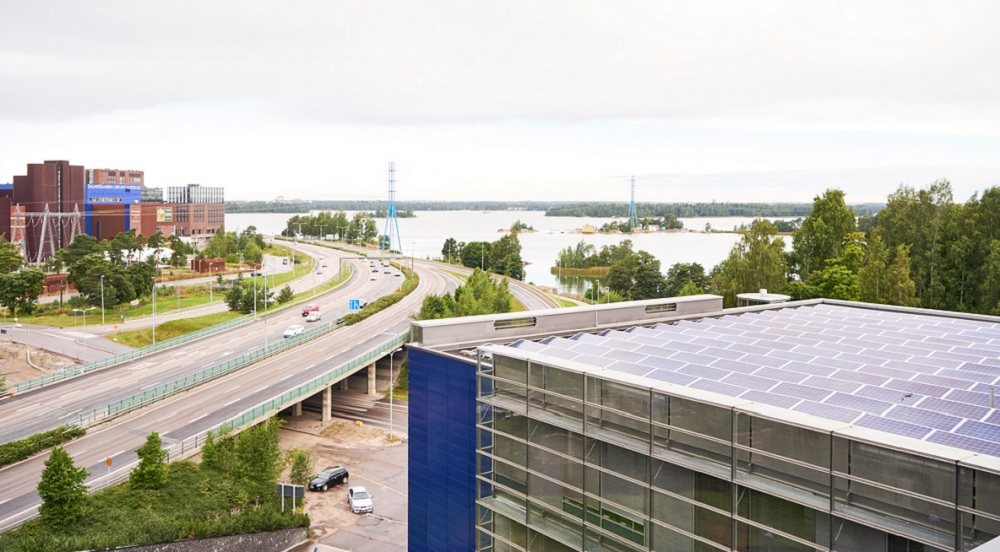 Ruoholahden pääkonttorin katolle on asennettu 748 aurinkopaneelia. Älykkään aurinkosähköjärjestelmän on toimittanut ja rakentanut suomalainen Solnet Green Energy. 